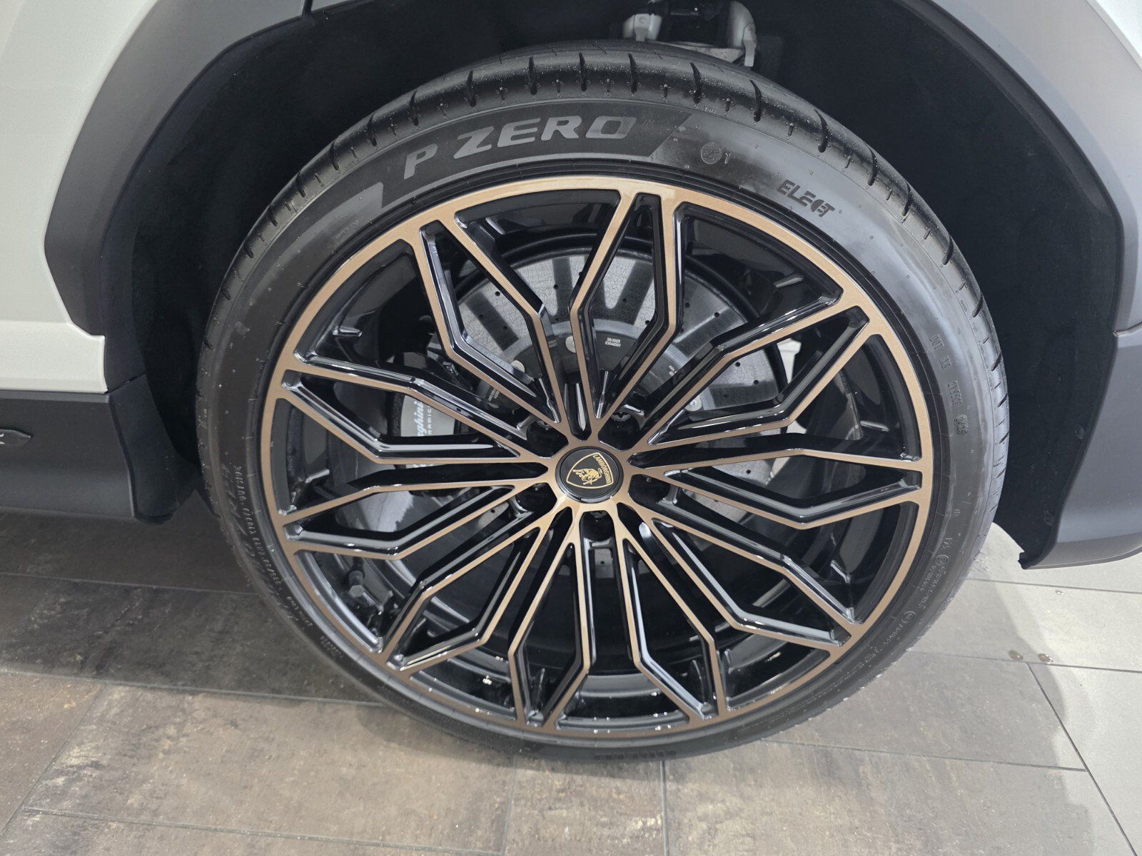 Used 2026 Lamborghini Urus SE AWD/4WD image 13
