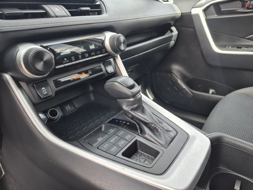 Used 2025 Toyota RAV4 LE AWD/4WD image 10