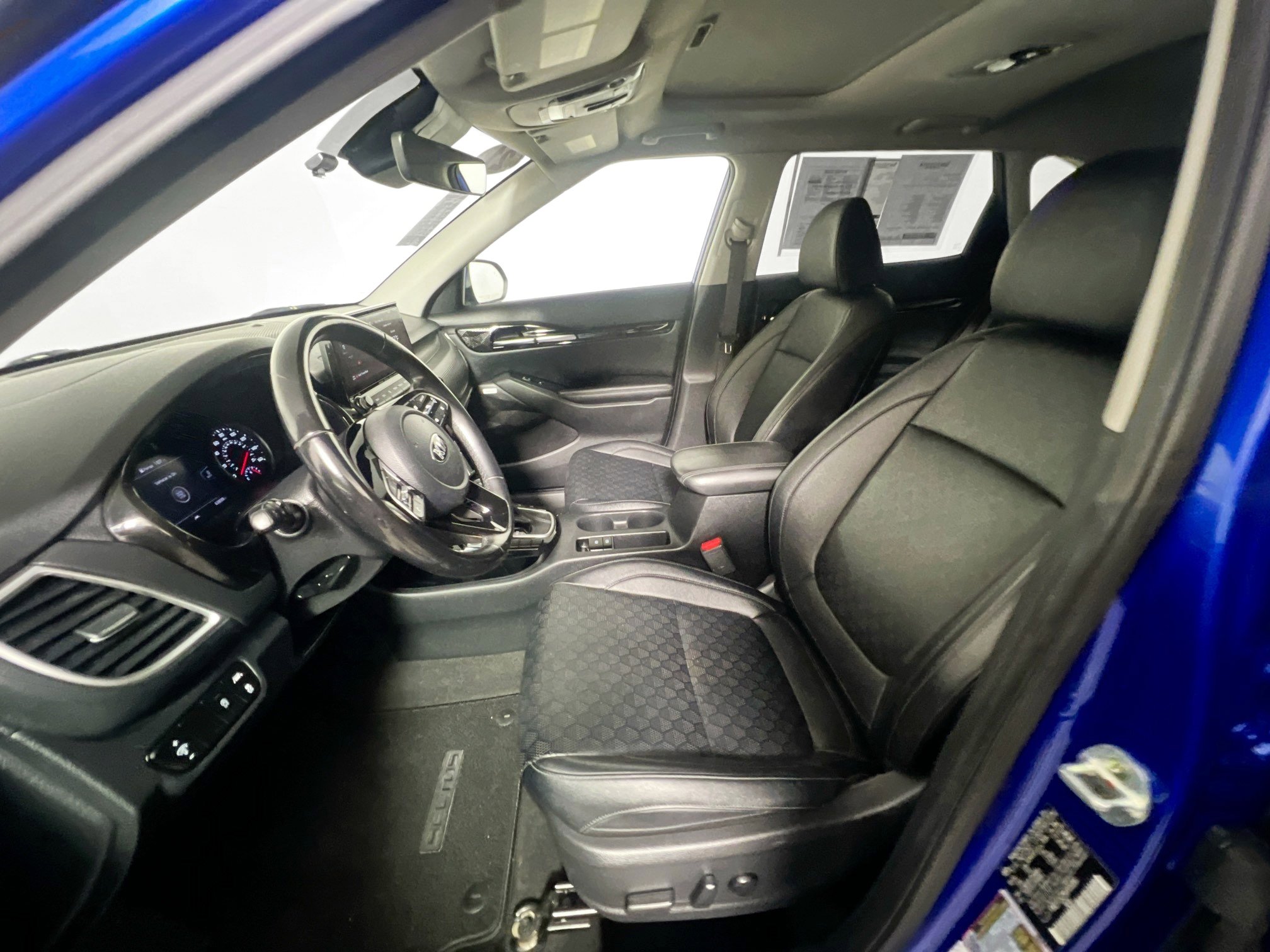 Used 2021 Kia Seltos SX w/ SX Sunroof Package image 14