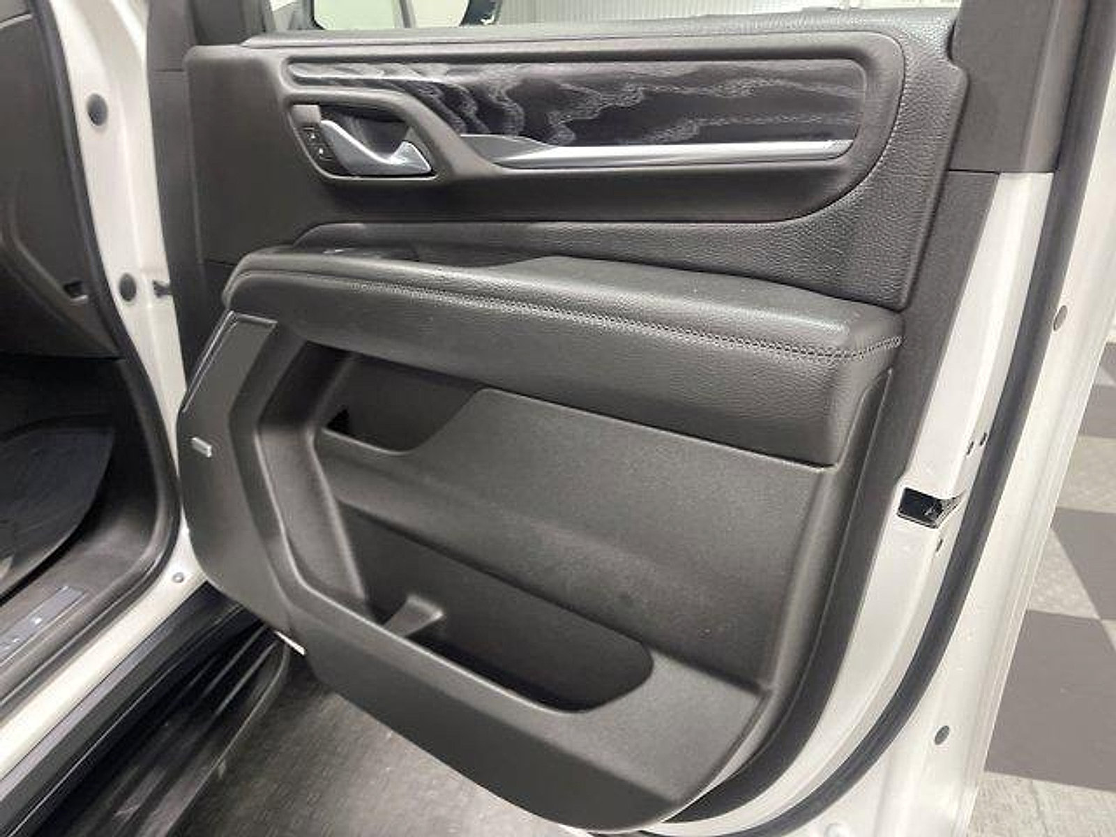 Used 2023 GMC Yukon XL Denali AWD/4WD image 18