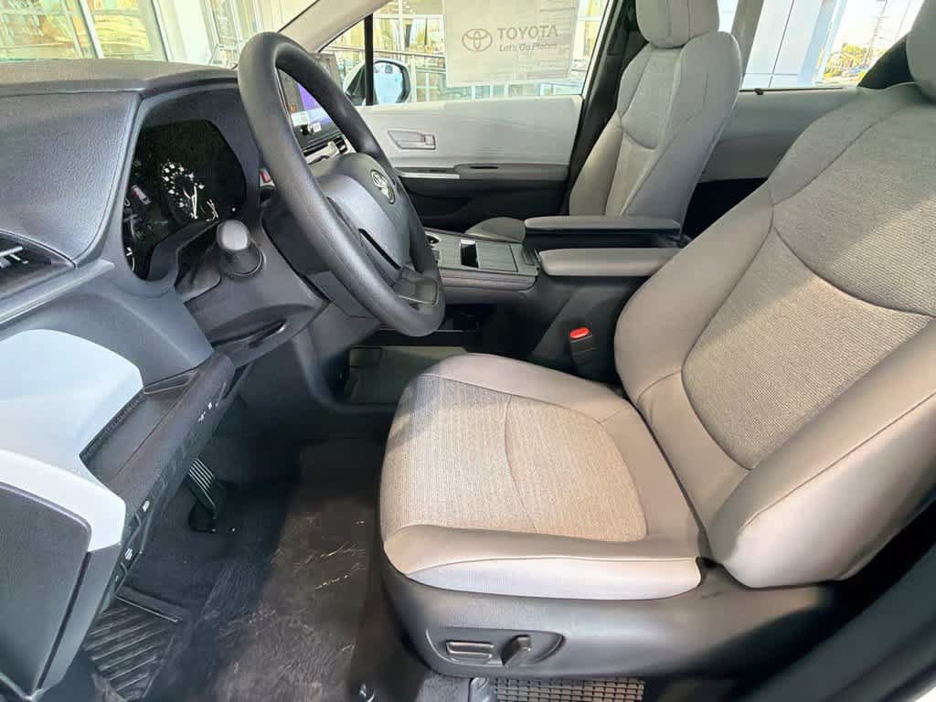 New 2026 Toyota Sienna LE FWD image 17