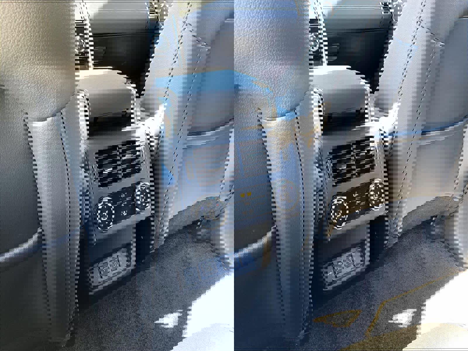 Used 2025 Land Rover Discovery Dynamic SE image 35