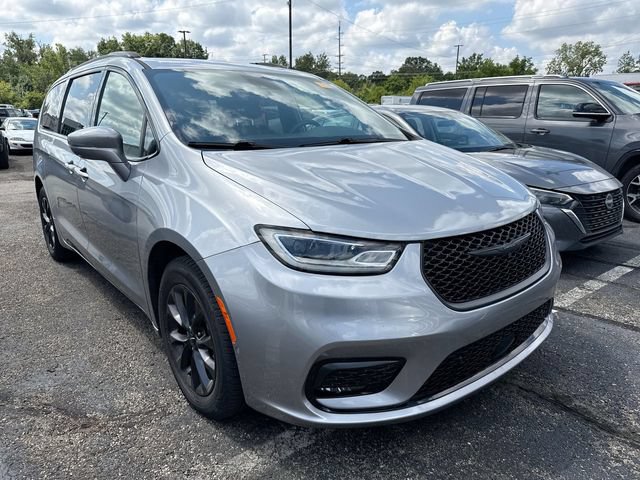 Used 2021 Chrysler Pacifica Touring-L w/ Uconnect Theater Family Group FWD image 4