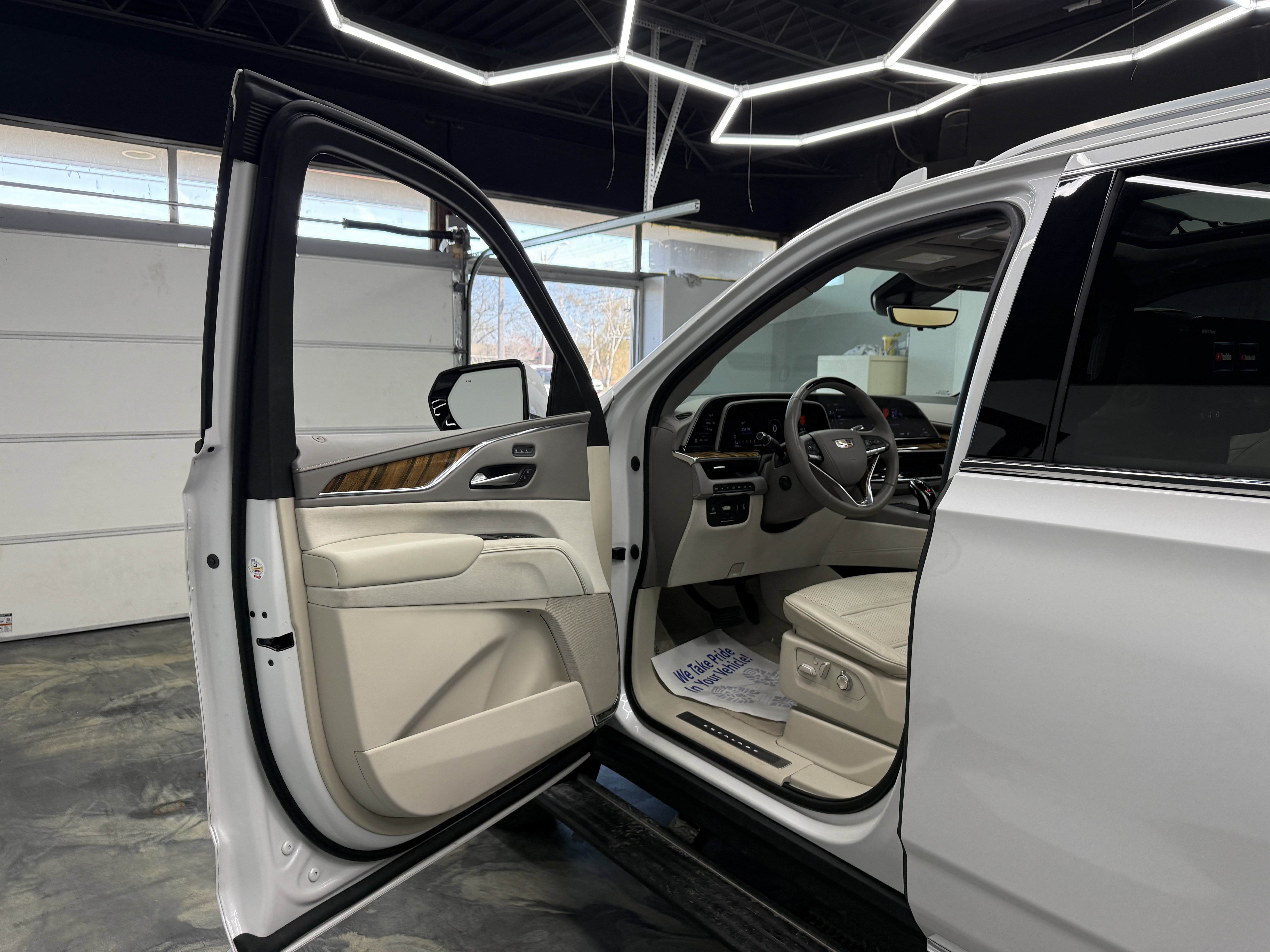 Used 2023 Cadillac Escalade Premium Luxury Platinum AWD/4WD image 5