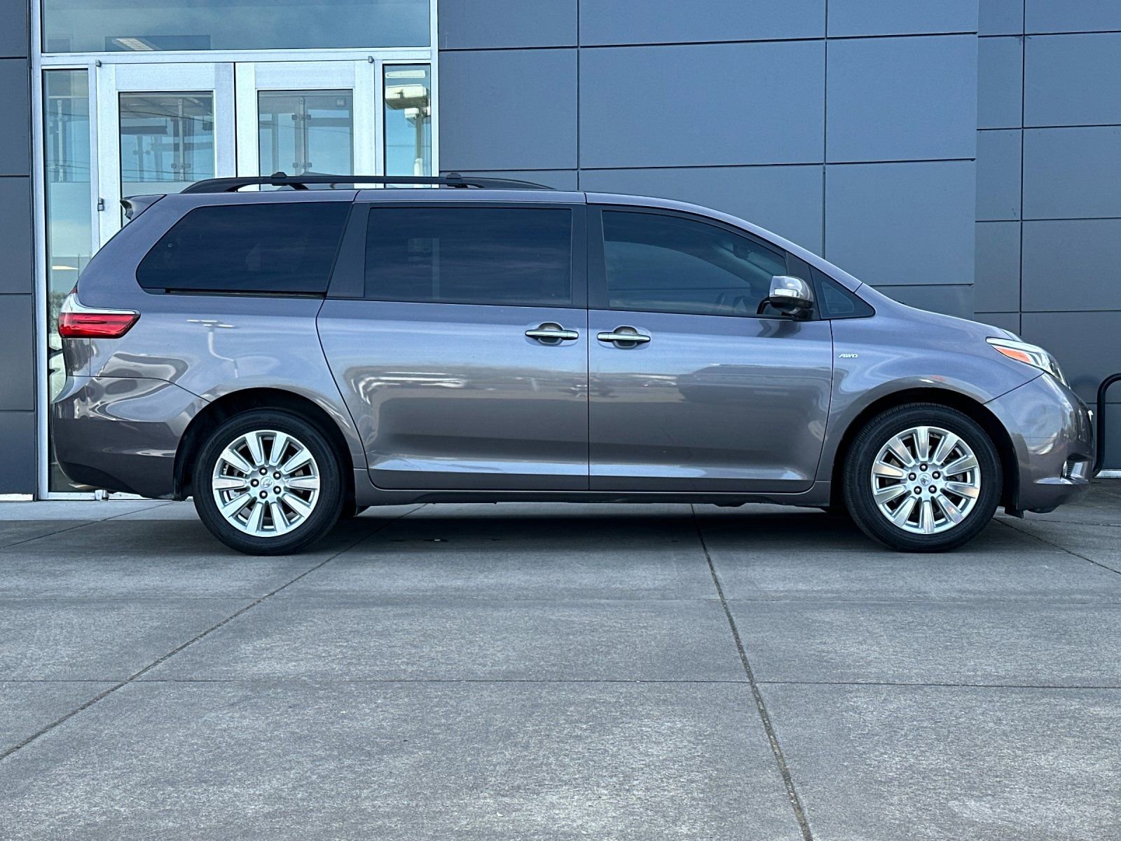Used 2017 Toyota Sienna Limited Premium image 2