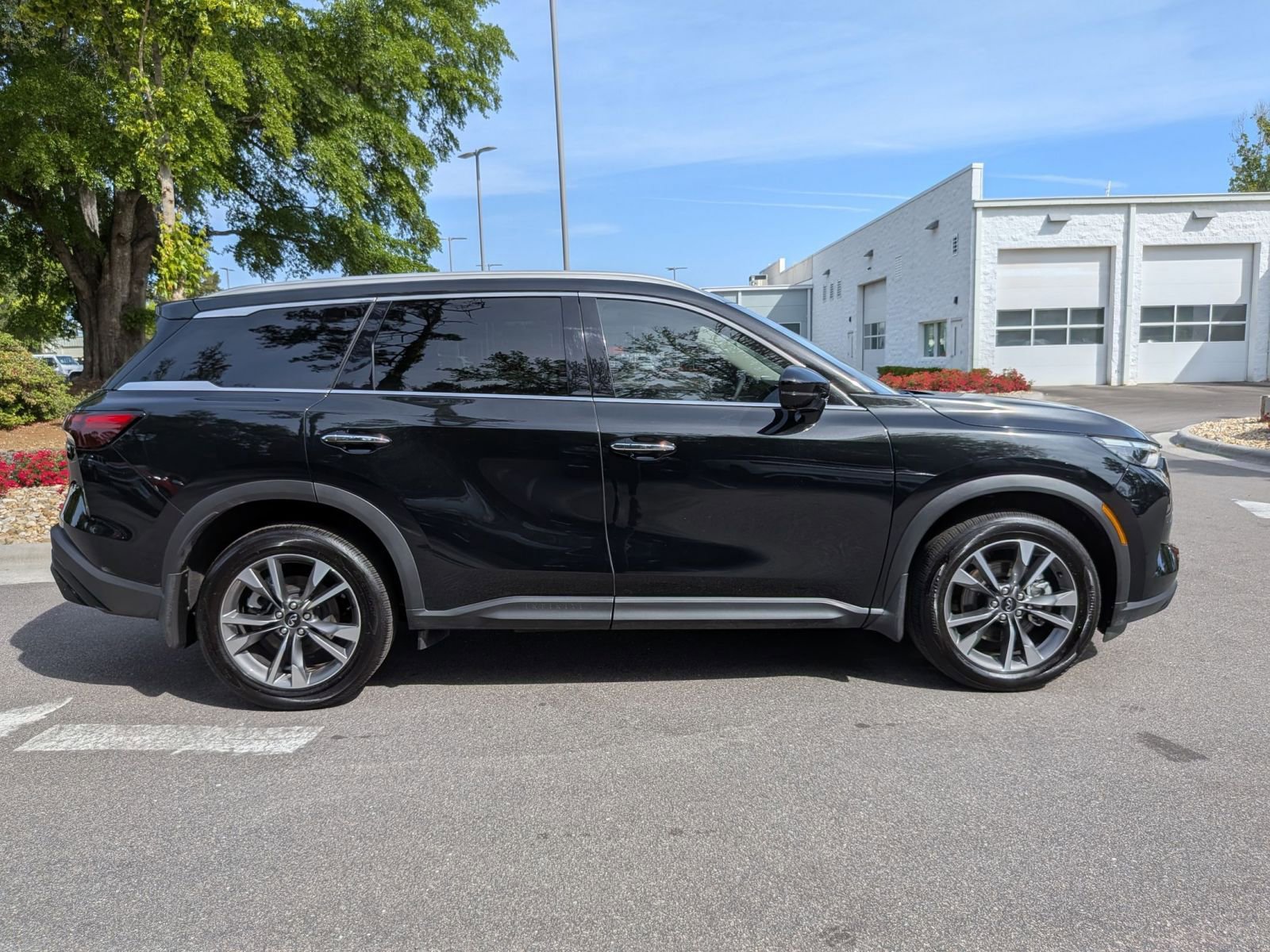 Used 2025 INFINITI QX60 Luxe AWD/4WD image 2