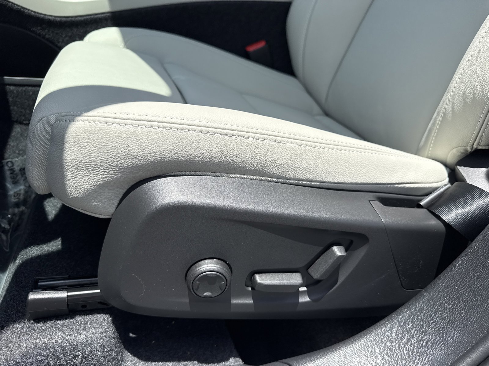 New 2026 Volvo XC40 B5 Ultra w/ Protection Package Premier AWD/4WD image 11