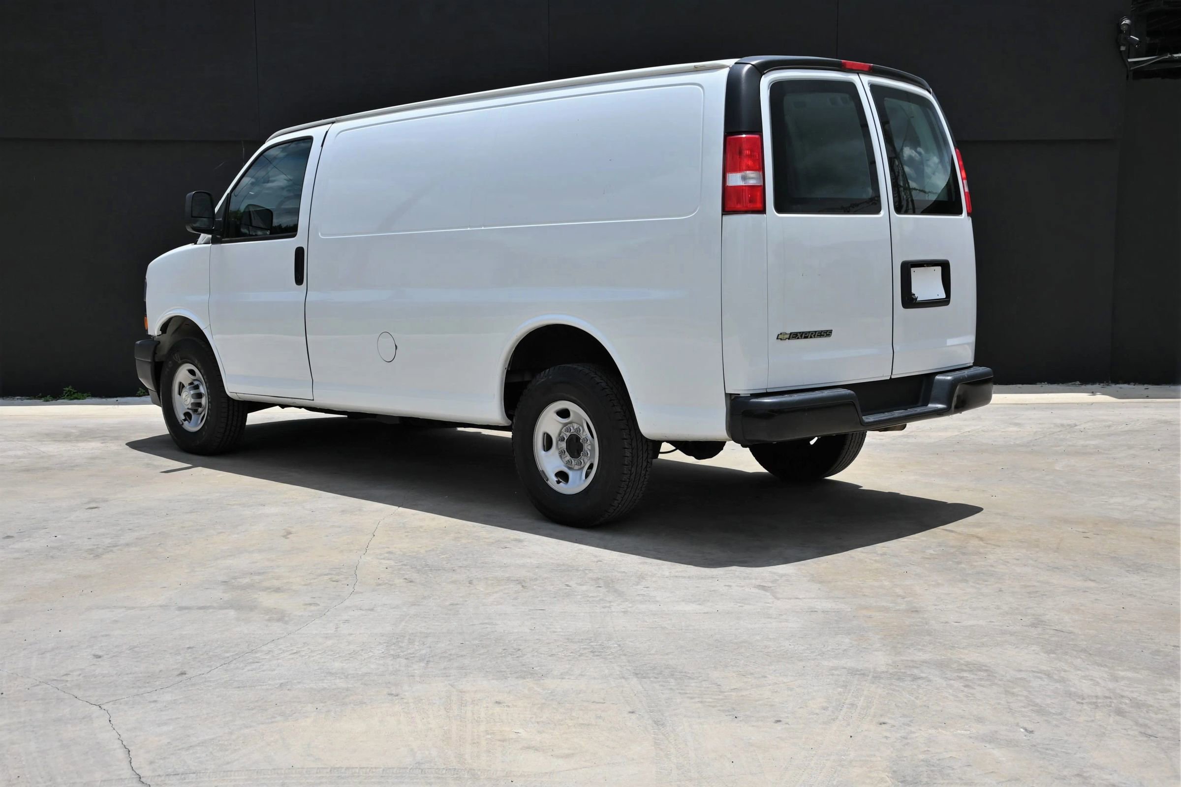 Used 2021 Chevrolet Express 2500 w/ Driver Convenience Package RWD image 4