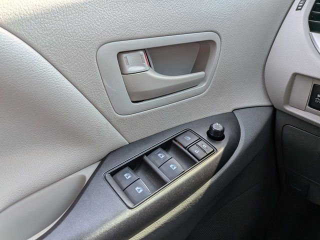 Certified 2020 Toyota Sienna L FWD image 27
