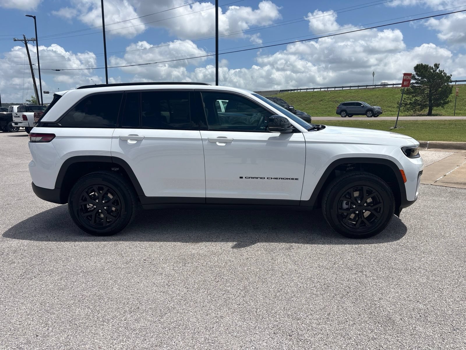 New 2026 Jeep Grand Cherokee Altitude RWD image 7