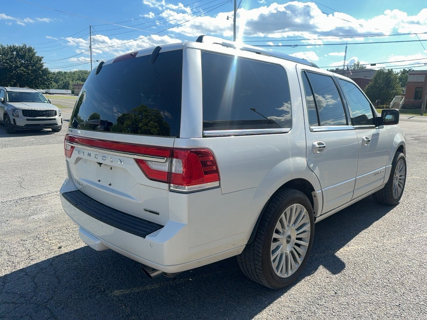 Used 2016 Lincoln Navigator Select AWD/4WD image 3