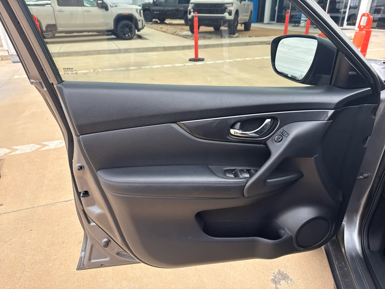 Used 2018 Nissan Rogue SV image 8