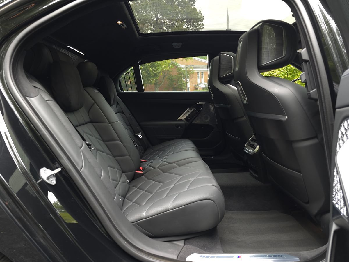Used 2023 BMW i7 xDrive60 w/ Parking Assistance Package AWD/4WD image 28