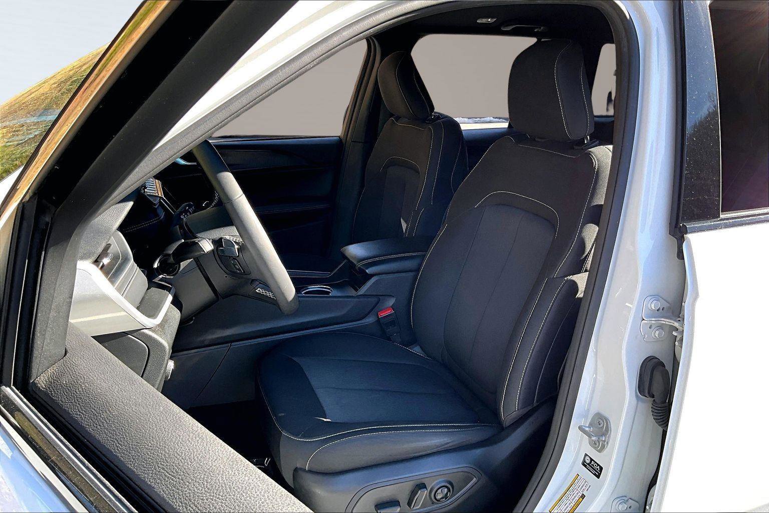 Certified 2025 Jeep Grand Cherokee Laredo w/ Luxury Tech Group I image 26