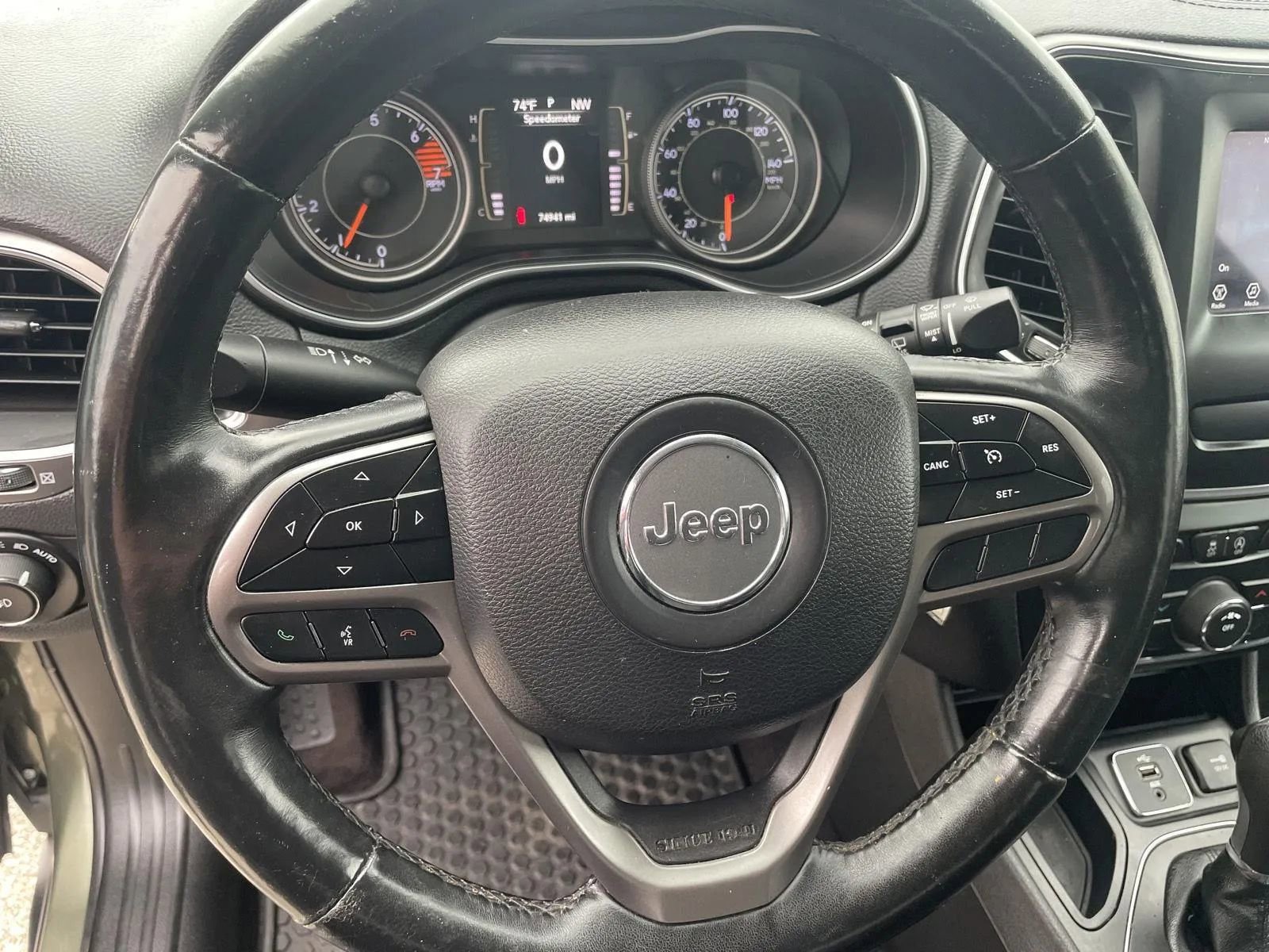 Used 2019 Jeep Cherokee Latitude w/ Cold Weather Group image 11