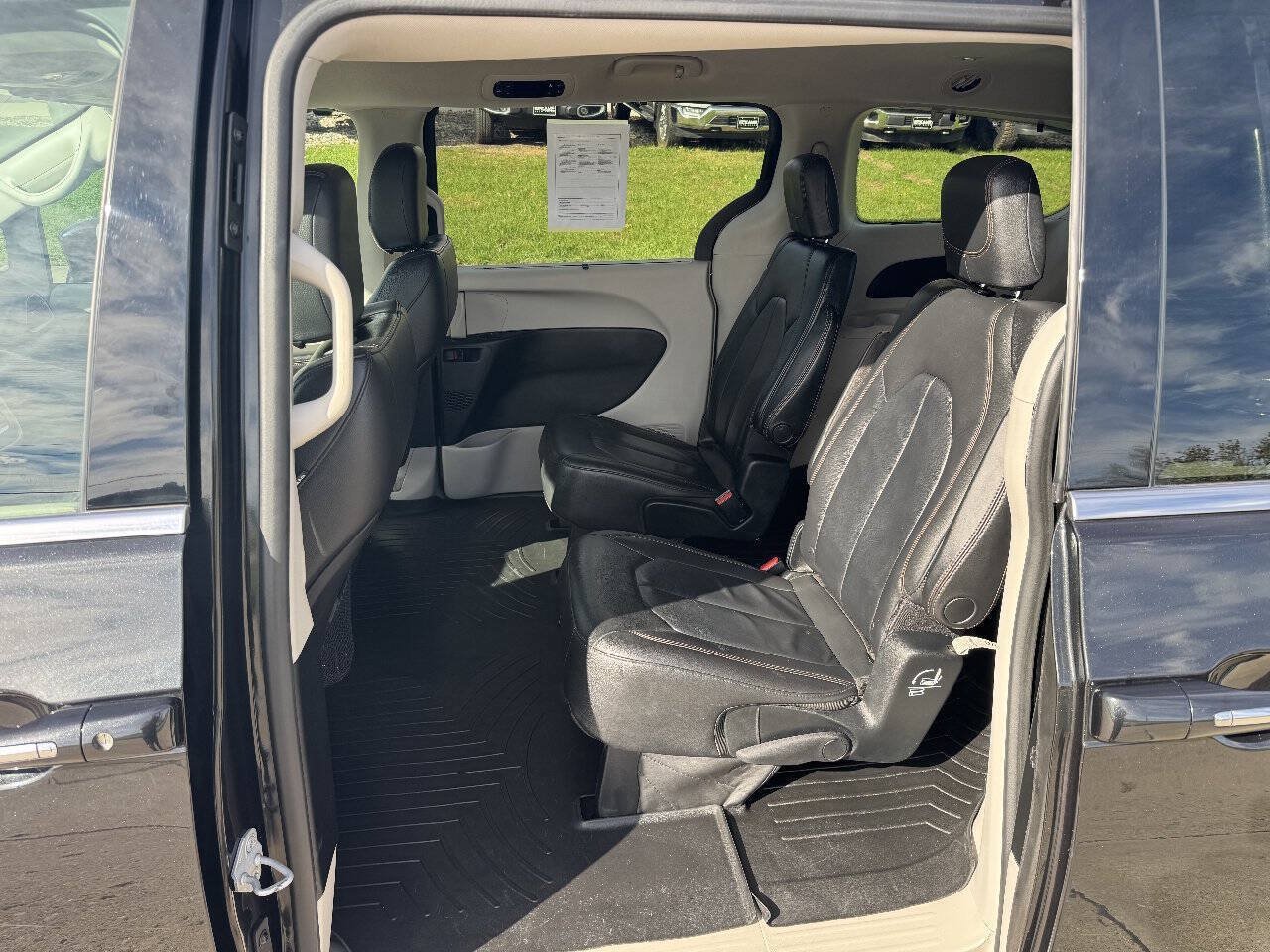Used 2017 Chrysler Pacifica Touring-L FWD image 12