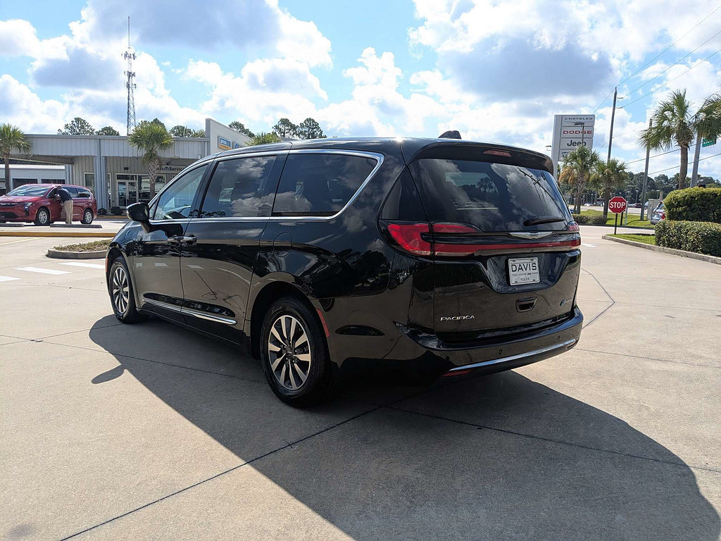 Certified 2023 Chrysler Pacifica Limited FWD image 5
