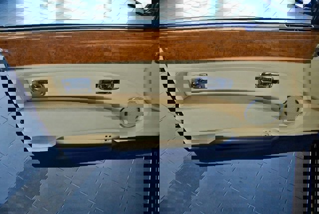 Used 2009 Bentley Azure image 11