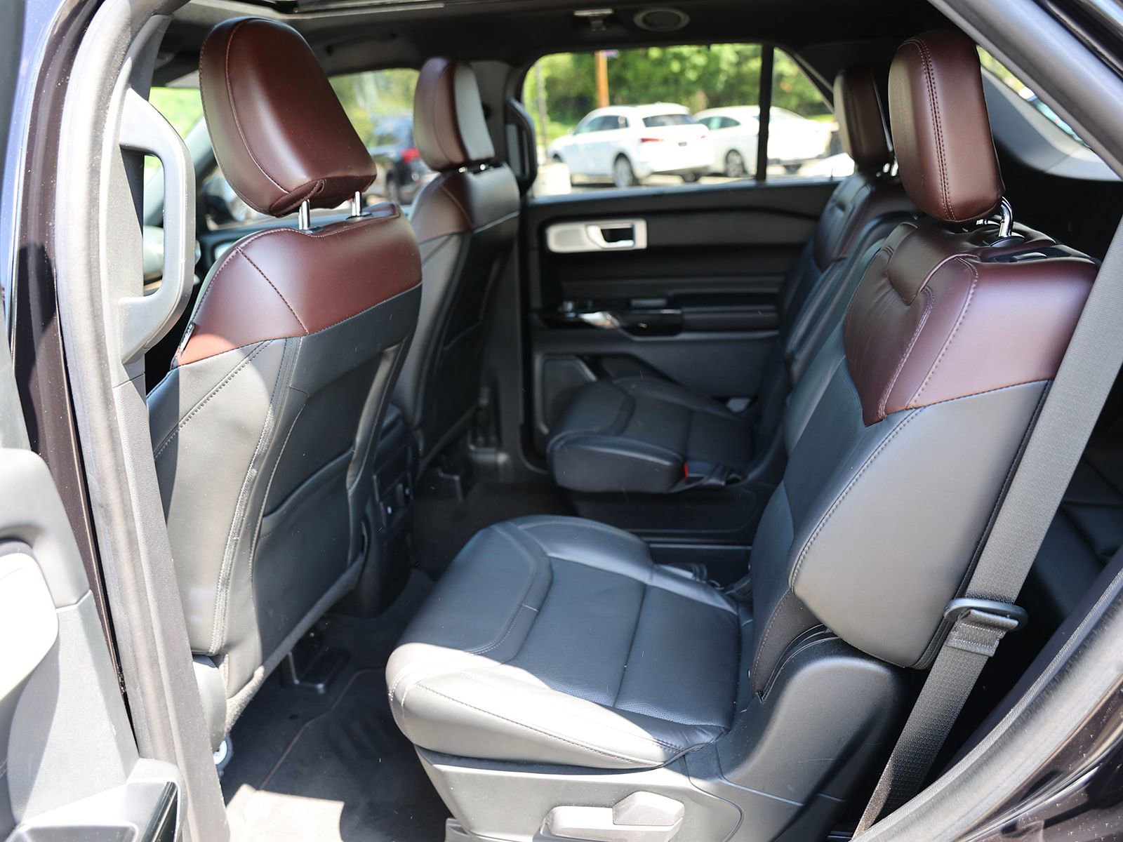 Used 2022 Ford Explorer Platinum w/ Equipment Group 601A AWD/4WD image 22