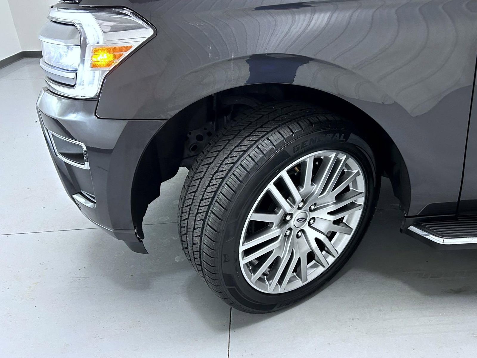 Used 2022 Ford Expedition Limited image 24