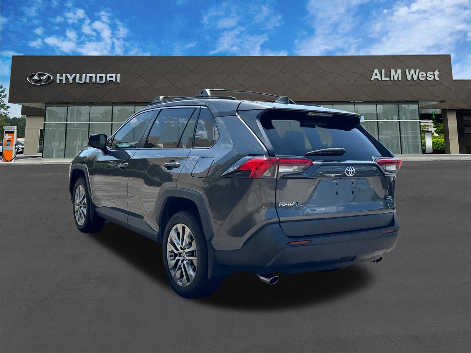 Used 2022 Toyota RAV4 XLE Premium FWD image 7