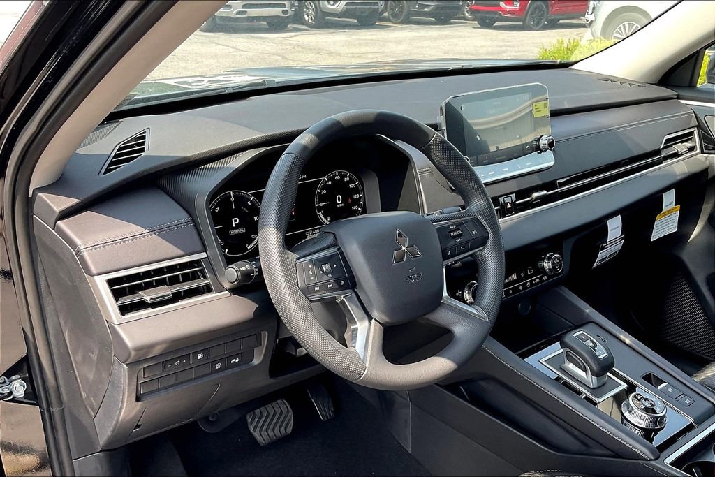 New 2025 Mitsubishi Outlander ES image 6