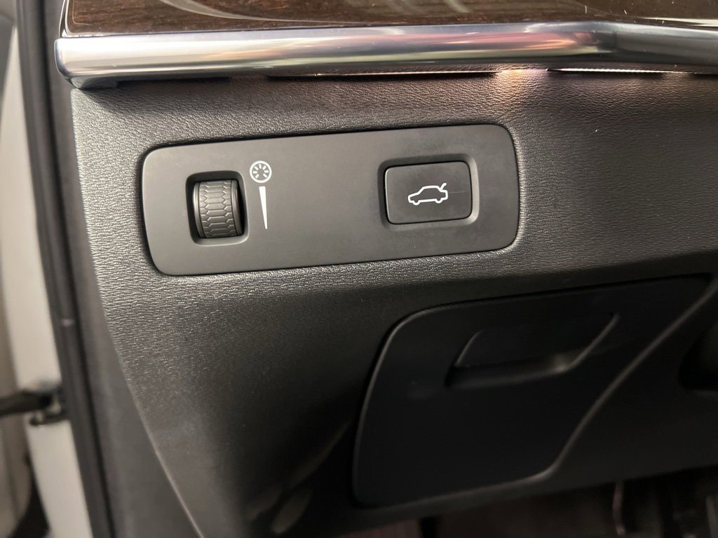 Used 2016 Volvo XC90 T6 Momentum w/ Momentum Plus Package image 21