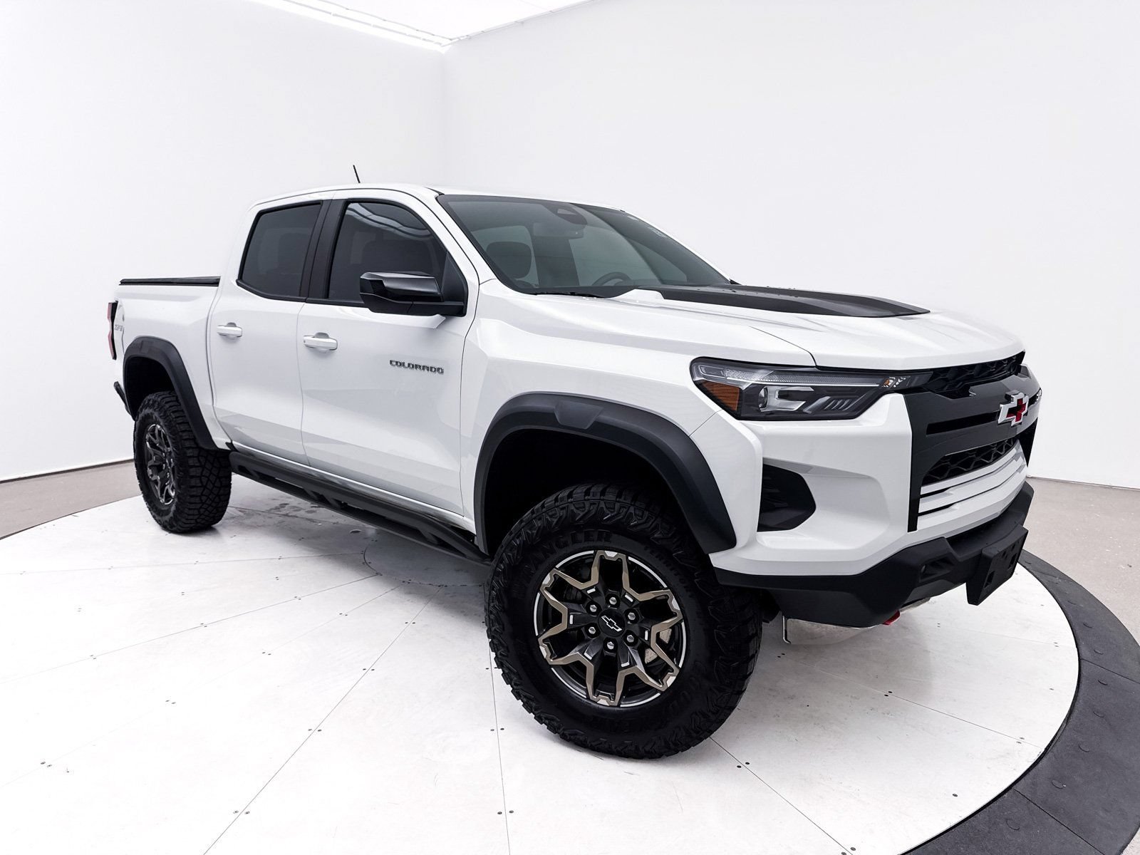 Used 2024 Chevrolet Colorado ZR2 AWD/4WD image 2