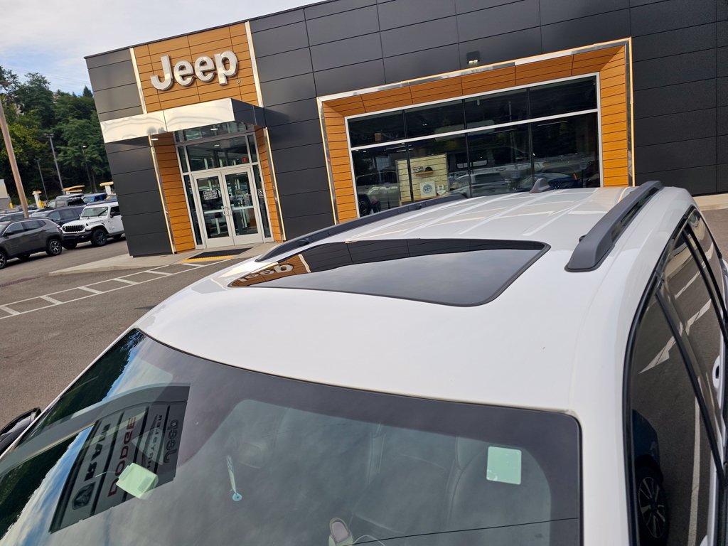 Used 2023 Jeep Grand Cherokee Altitude AWD/4WD image 3