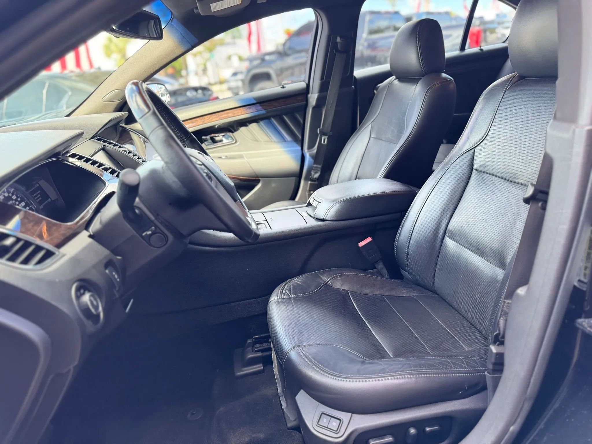 Used 2015 Ford Taurus Limited FWD image 29