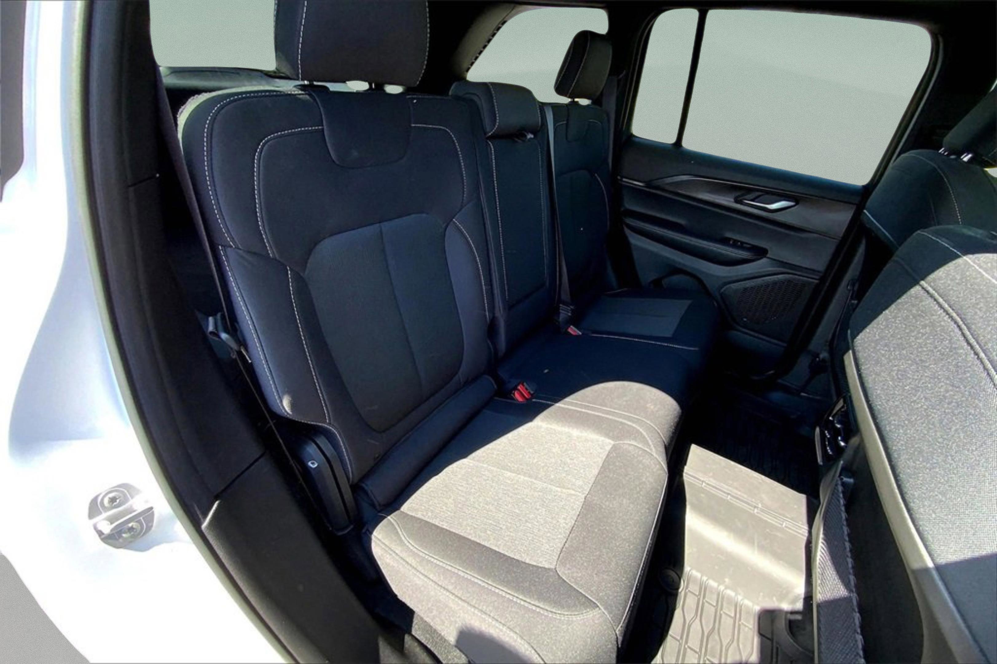 Used 2025 Jeep Grand Cherokee Laredo X image 28