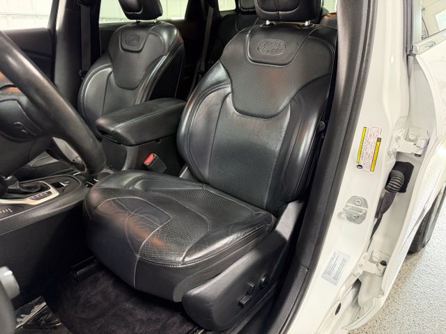 Used 2017 Jeep Cherokee Overland w/ Technology Group AWD/4WD image 22