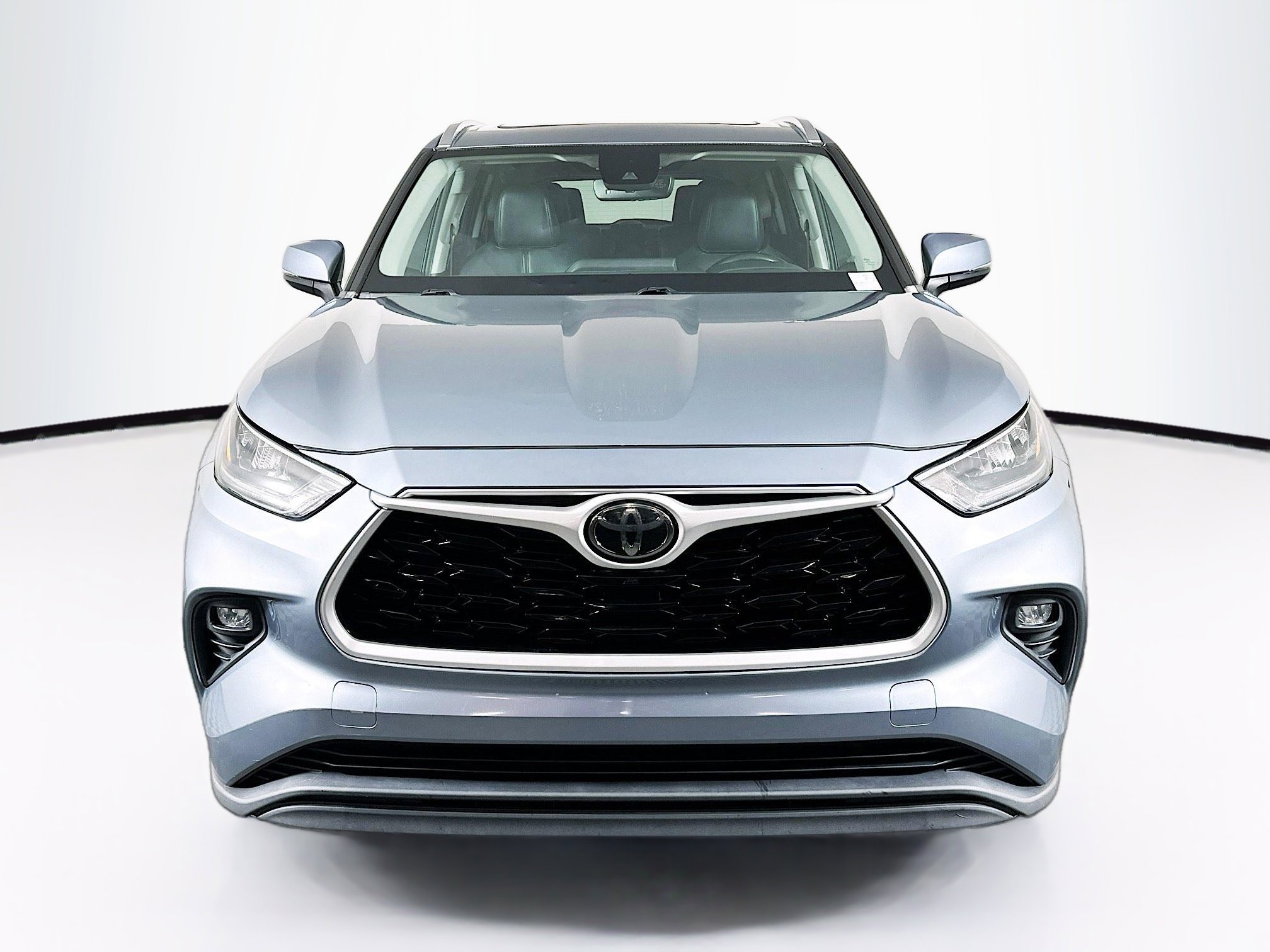 Used 2020 Toyota Highlander XLE FWD image 2
