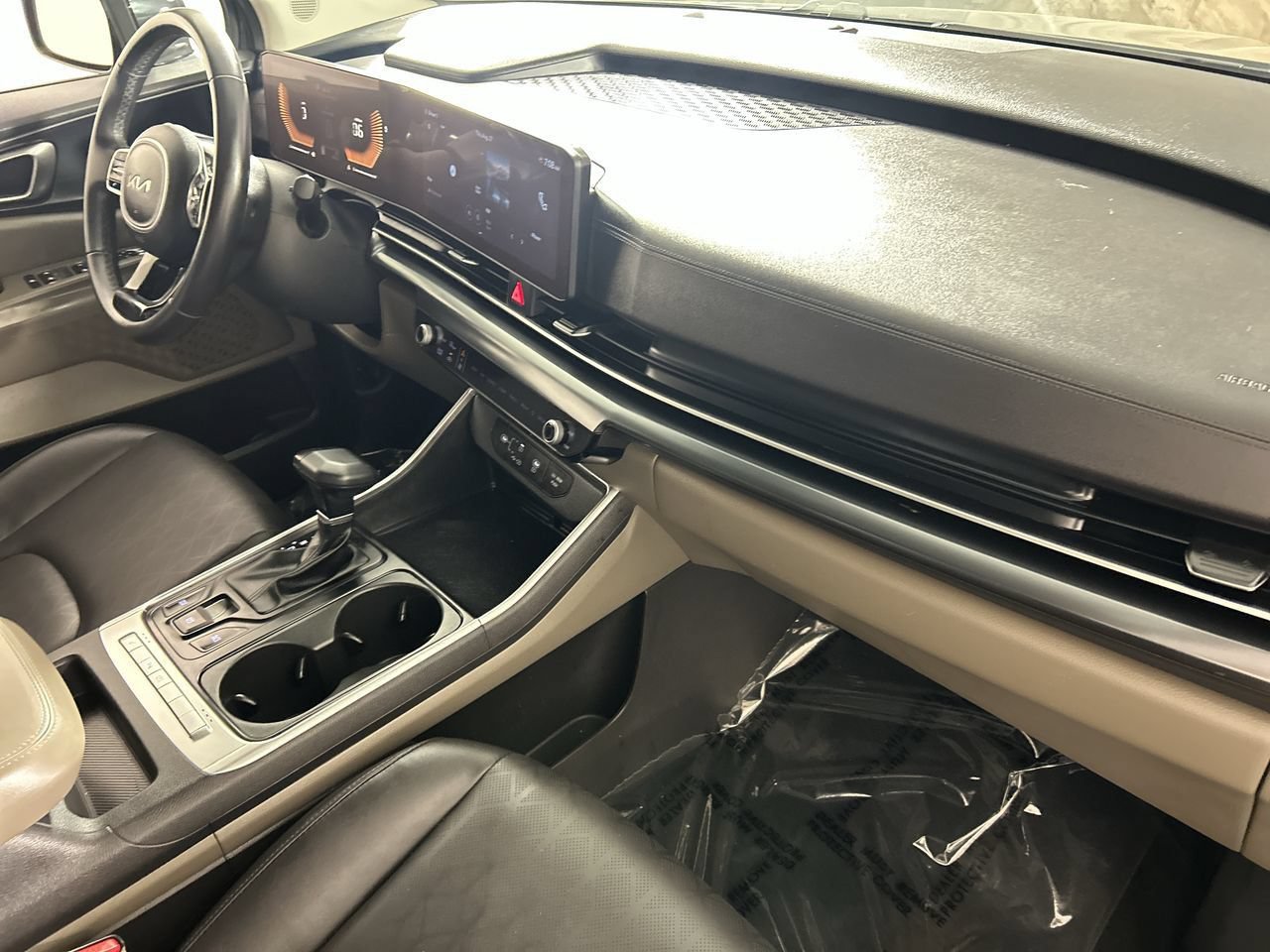 Used 2025 Kia Carnival FWD image 27