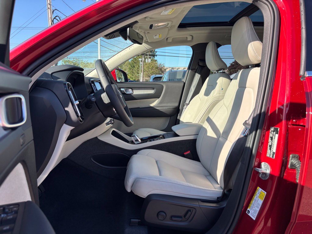Certified 2024 Volvo XC40 B5 Plus w/ Climate Package AWD/4WD image 19