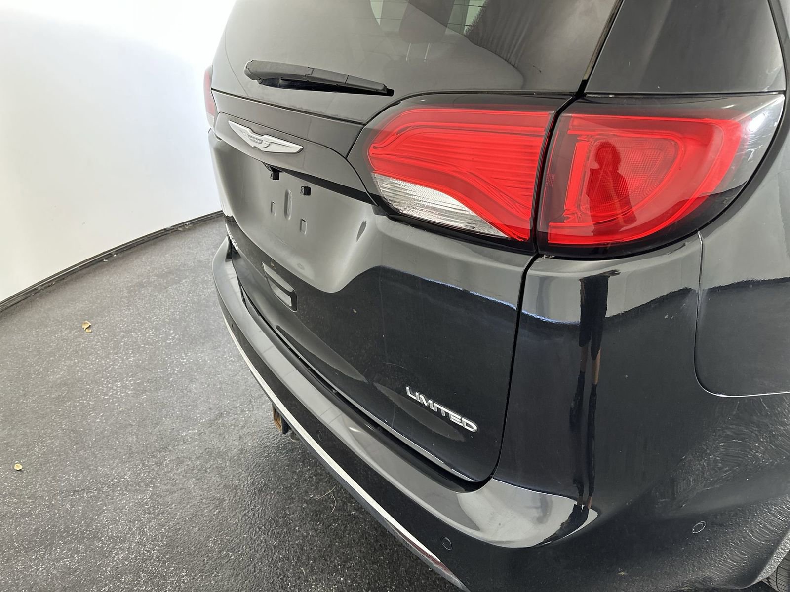 Used 2018 Chrysler Pacifica Limited image 31