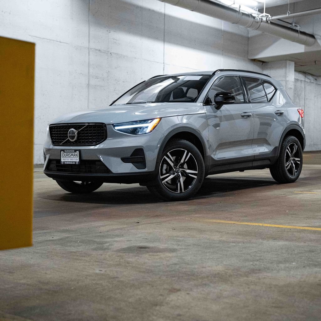 New 2026 Volvo XC40 B5 Core AWD/4WD image 1