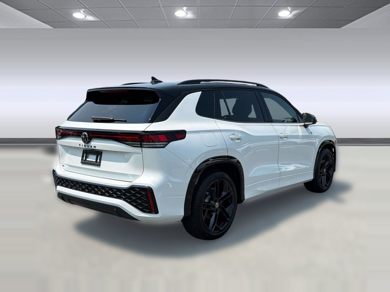 Used 2025 Volkswagen Tiguan SE R-Line FWD image 9