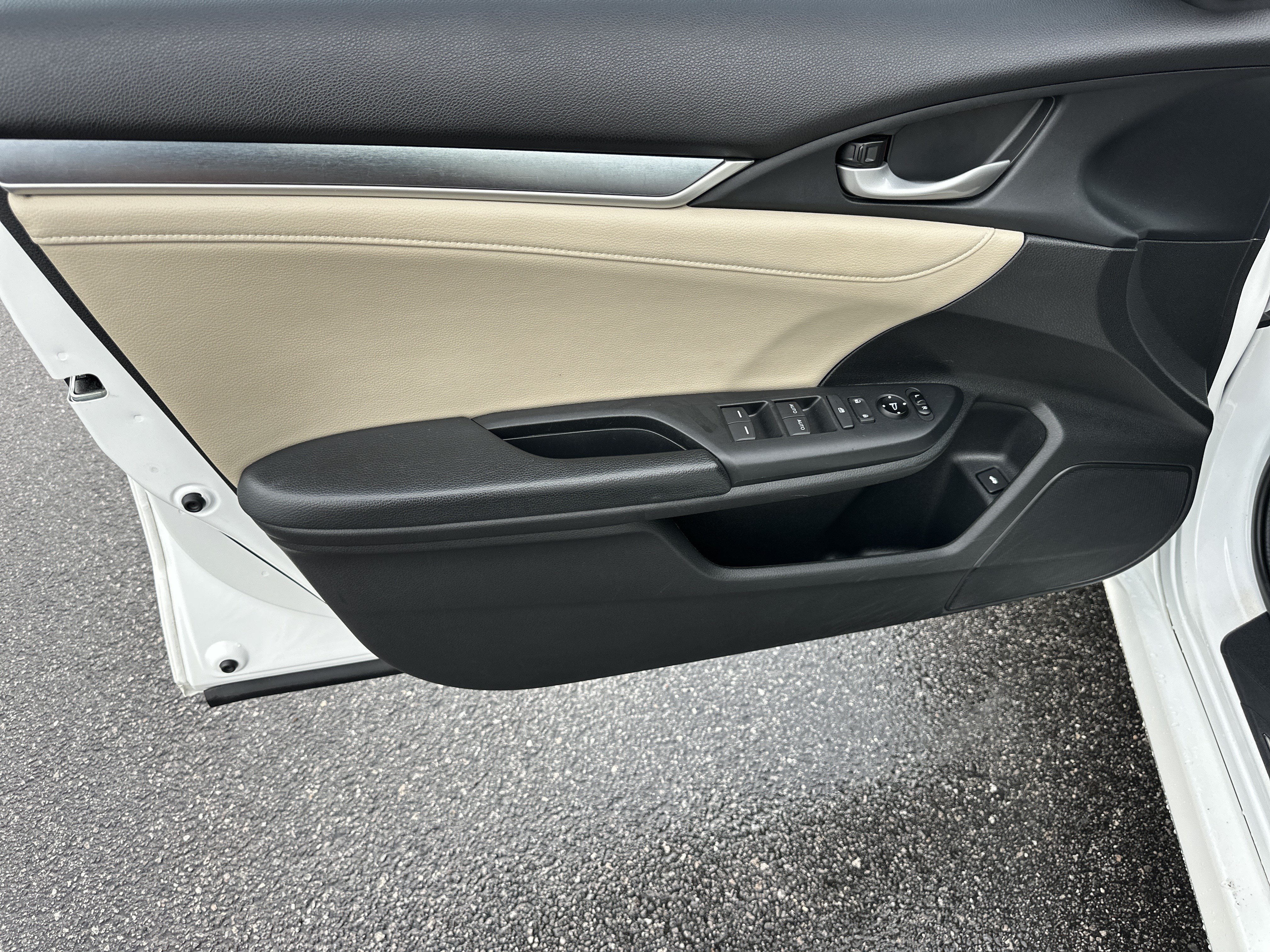 Used 2016 Honda Civic Touring image 11
