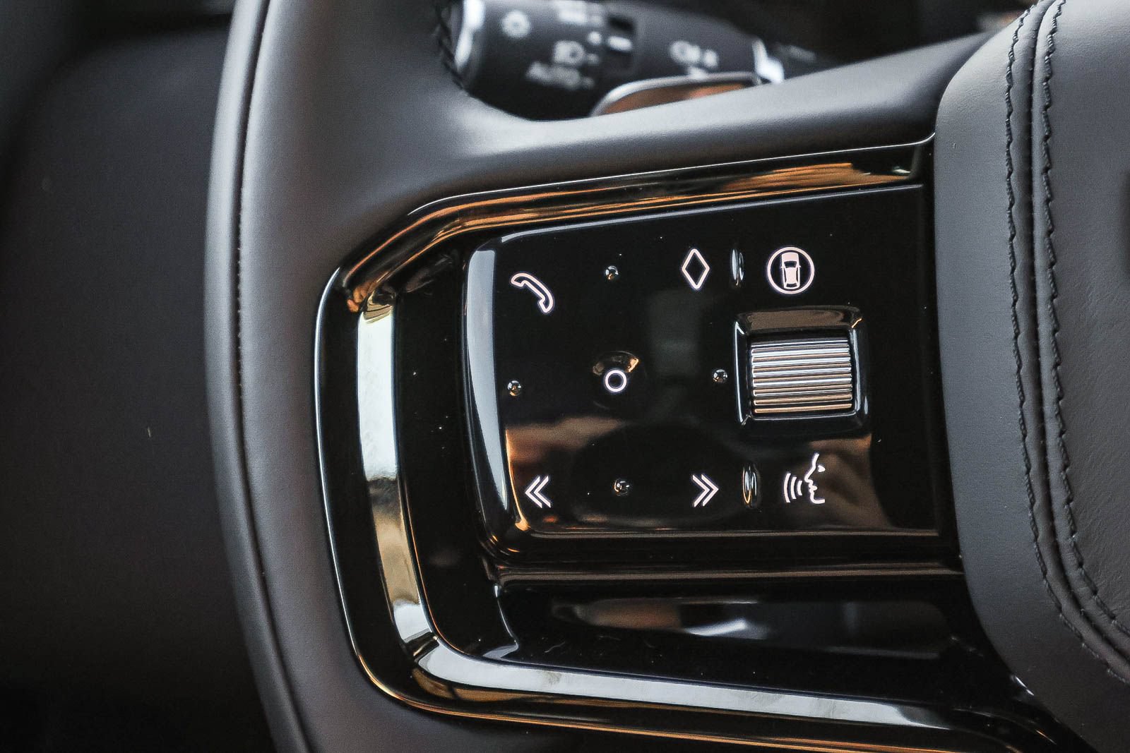 New 2026 Land Rover Range Rover Velar S AWD/4WD image 35