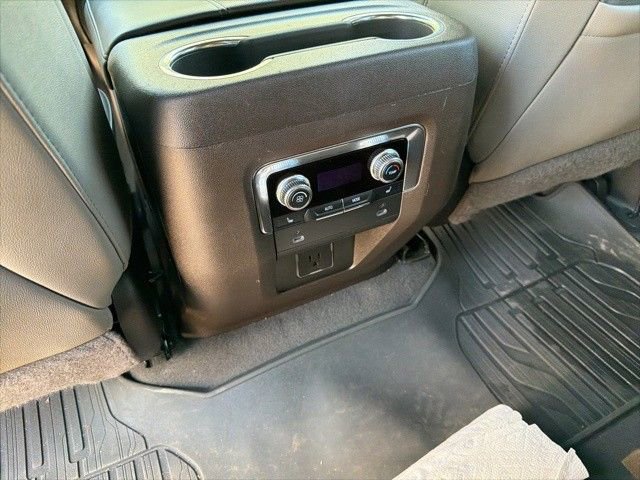 Used 2022 GMC Yukon SLT w/ SLT Premium Package image 3