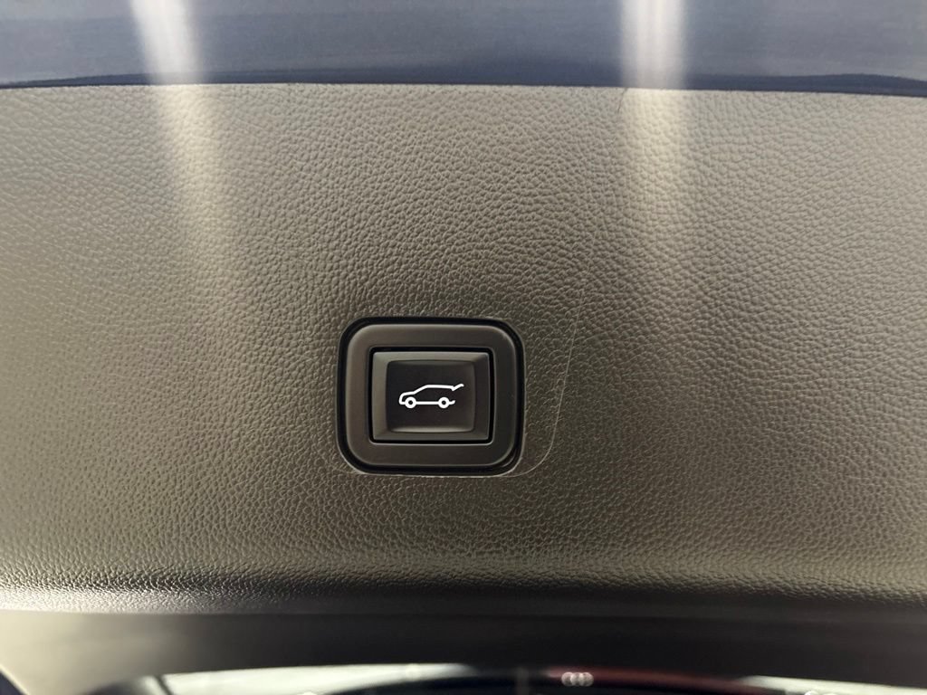 Used 2023 Chevrolet Traverse LT AWD/4WD image 37