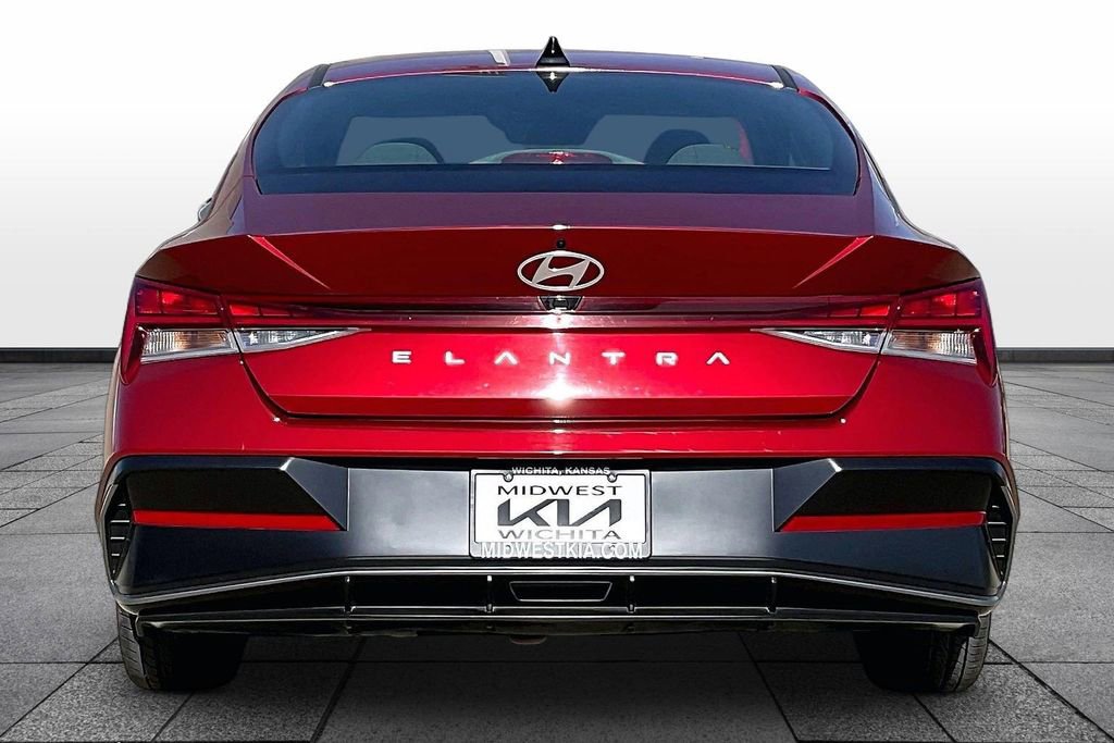 Used 2025 Hyundai Elantra SEL image 4