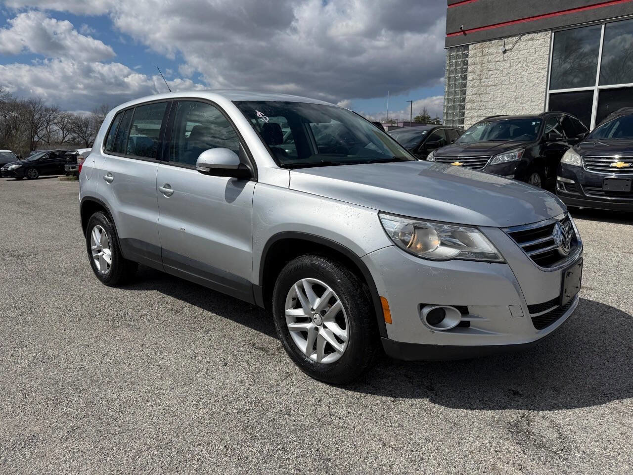 Used 2011 Volkswagen Tiguan SE image 1