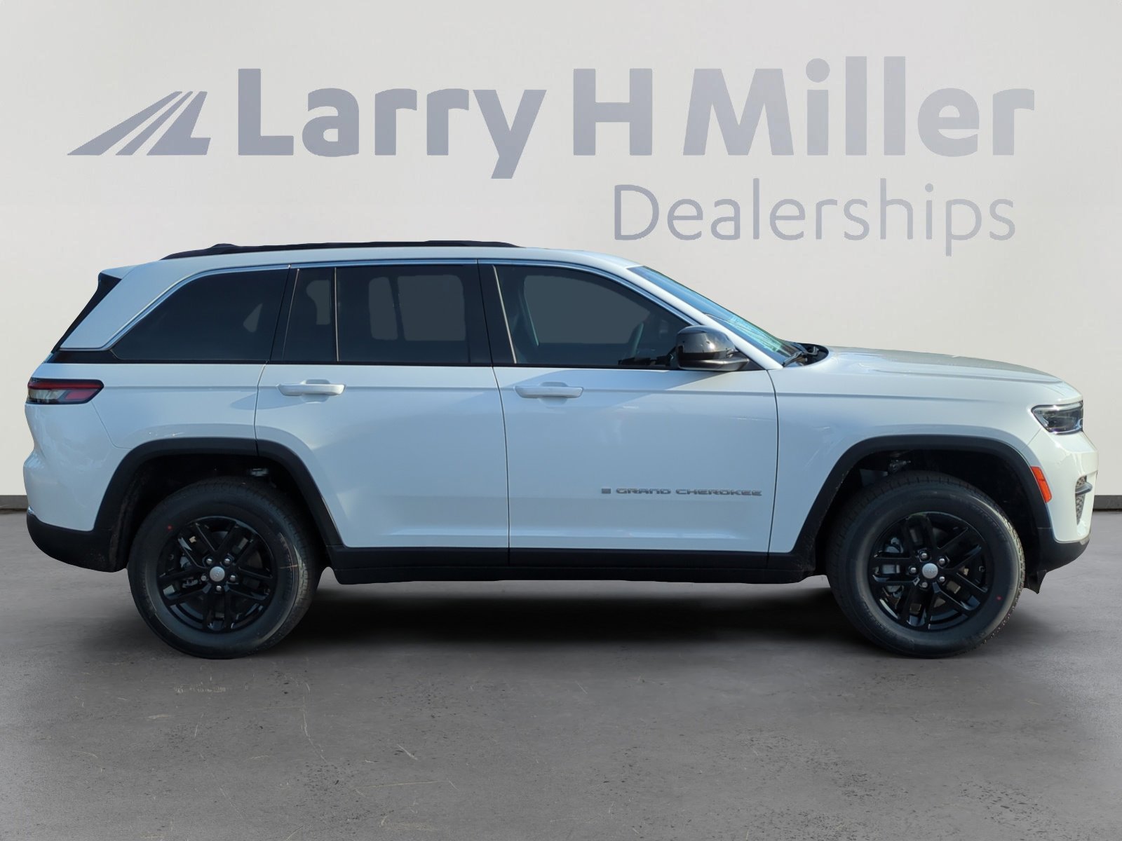 New 2025 Jeep Grand Cherokee Laredo image 6