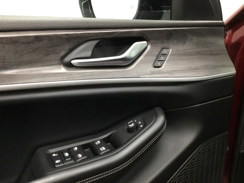 Used 2023 Jeep Grand Cherokee Limited image 7