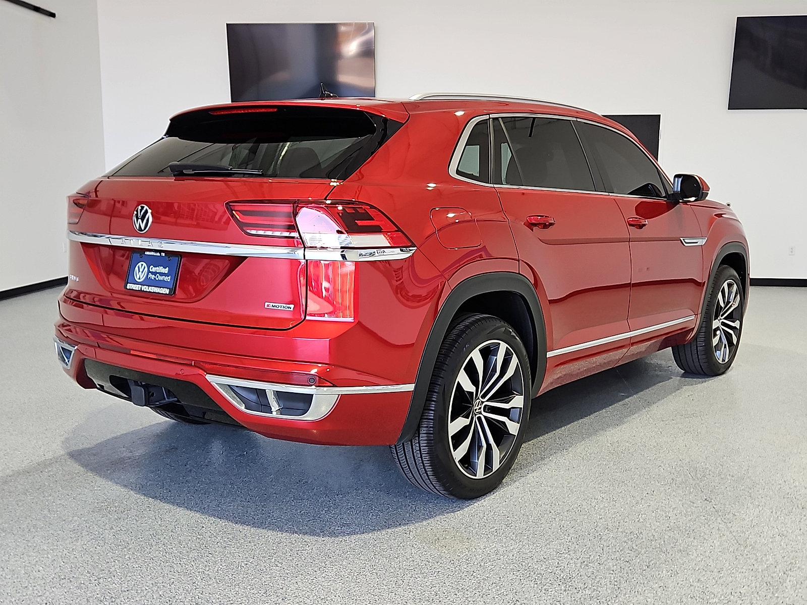 Certified 2022 Volkswagen Atlas Cross Sport SEL R-Line w/ Cross Sport MDO Package AWD/4WD image 4