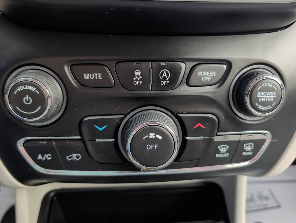 Used 2020 Jeep Cherokee Latitude Plus w/ Cold Weather Group image 15