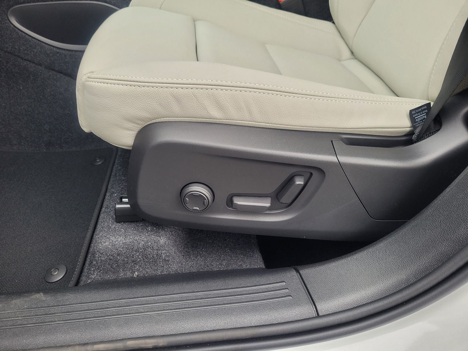 New 2026 Volvo XC40 B5 Plus w/ Protection Package Premier AWD/4WD image 10