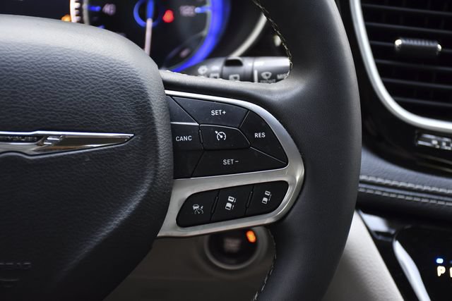 Used 2023 Chrysler Pacifica Limited FWD image 9